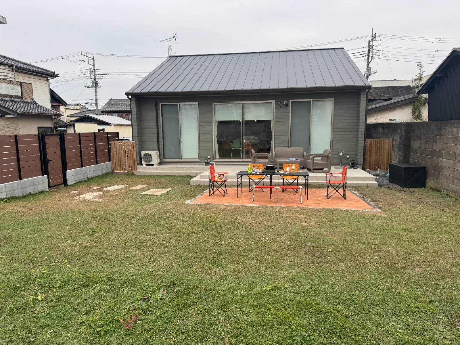 広い庭で楽しむ、BBQと花火